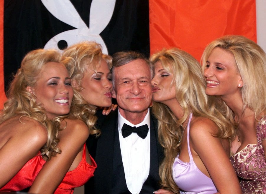 circondato dalle conigliette playboy
