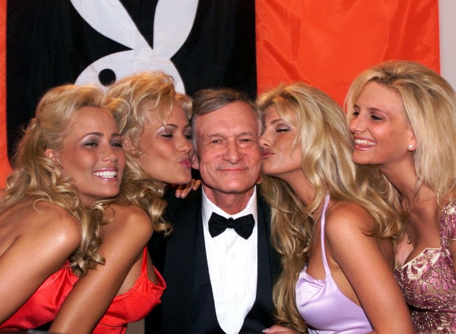 circondato dalle conigliette playboy