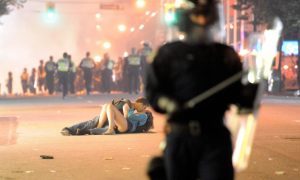 bacio vancouver riot kiss