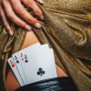 ragazza che gioca a strip poker