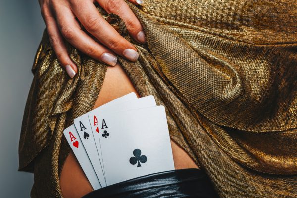 ragazza che gioca a strip poker